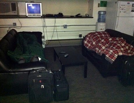 Một phi công ngủ trên ghế trong phòng phi hành đoàn ở sân bay Newark Liberty, bang New Jersey.