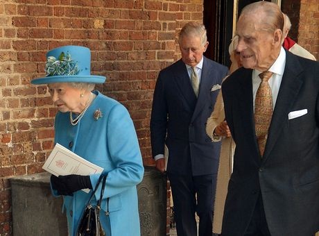 Vợ chồng Hoàng tử William hạnh phúc trong lễ rửa tội của con trai.