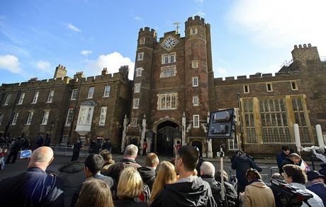 Vợ chồng Hoàng tử William vẫy chào mọi người khi tới cung điện.