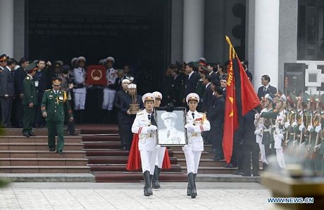 Hàng ngàn người tập trung bên ngoài nhà tang lễ quốc gia để chờ viếng Đại tướng.