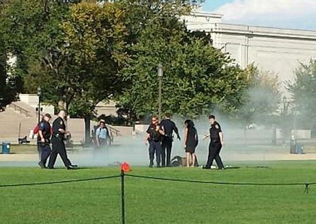 Mọi người trợ giúp người đàn ông tự thiêu.