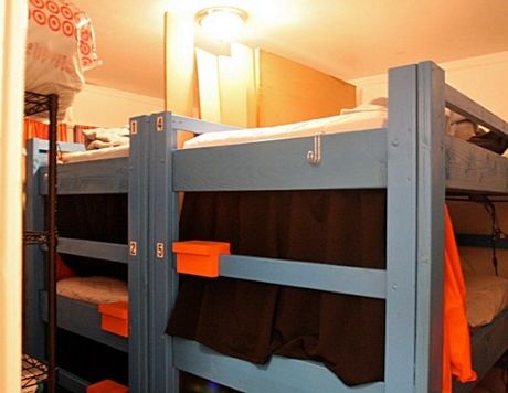 Bên trong phòng trọ này, các phi công ngủ trên những chiếc giường tầng.