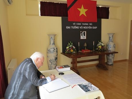 Đoàn công tác Hiệp hội Lữ hành Việt Nam viếng Đại tướng Võ Nguyên Giáp.