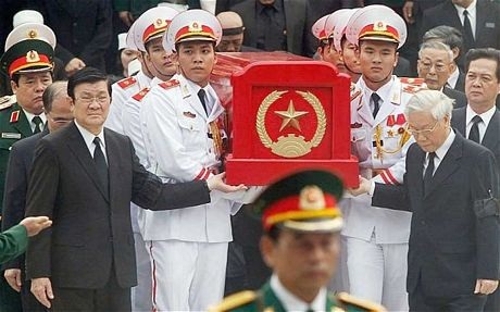 Hàng ngàn người tập trung bên ngoài nhà tang lễ quốc gia để chờ viếng Đại tướng.