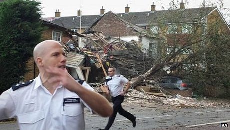 Bão mạnh tấn công châu Âu, 13 người chết - 6 Cây đổ gây ra một vụ nổ khí ga ở London, khiến một ngôi nhà bị sập, làm 2 người chết.