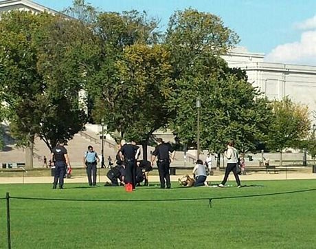 Người đàn ông được sơ cứu tại hiện trường.