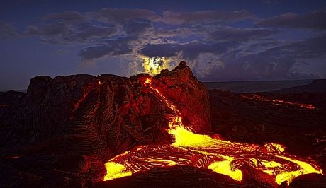 Những hình ảnh ấn tượng tuần qua - 15 Núi lửa phun trào nham thạch nóng bỏng tại Pahoa, Hawaii, Mỹ.