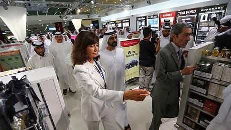 Dubai khai trương sân bay lớn nhất thế giới - 4 Tiểu vương Dubai Sheikh Mohammed Bin Rashid al-Maktoum thăm sân bay mới.