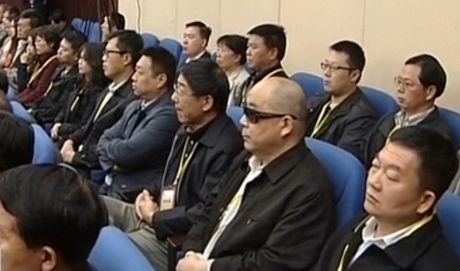 Ông Bạc ngồi nghe đợi phán quyết của tòa án.