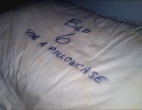 Bên trong phòng trọ này, các phi công ngủ trên những chiếc giường tầng.