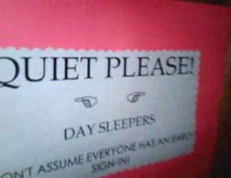 Bên trong phòng trọ này, các phi công ngủ trên những chiếc giường tầng.