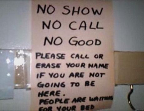 Bên trong phòng trọ này, các phi công ngủ trên những chiếc giường tầng.