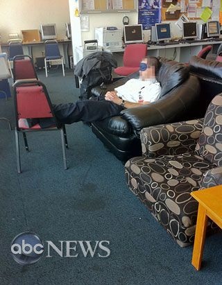 Bên trong phòng trọ này, các phi công ngủ trên những chiếc giường tầng.