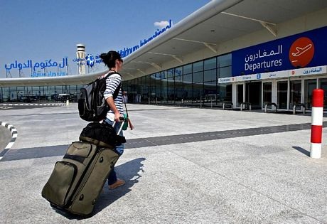 Dubai khai trương sân bay lớn nhất thế giới - 3 Máy bay chở khách đầu tiên hạ cánh xuống sân bay mới đã được phun nước để chào đón.