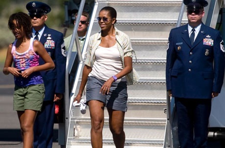 Michelle Obama hối tiếc chuyện mặc quần soóc đi chuyên cơ tổng thống - 1 Đệ nhất phu nhân Mỹ mặc quần so óc bước xuống từ chiếc Không lực Một hồi tháng 8/2009.