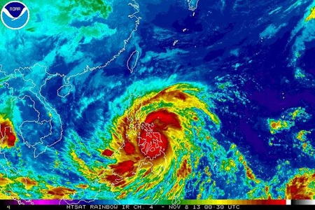 Siêu bão Haiyan càn quét miền trung Philippines - 1 Siêu bão Haiyan đang quần thảo miền trung Philippines.