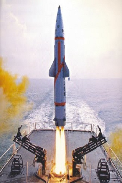 Tên lửa được phóng lên từ tàu mặt nước.