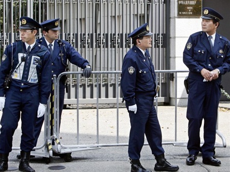 Các cảnh sát bên ngoài sứ quán Trung Quốc ở thủ đô Tokyo.