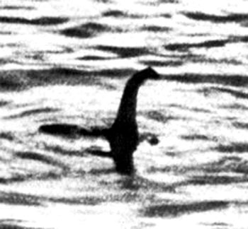 Quái vật hồ Loch Ness - Kho chuyện không bao giờ kể hết (2) - 2 Quái vật hồ Loch Ness trong bức ảnh của bác sĩ Robert Kenneth Wilson công bố năm 1934