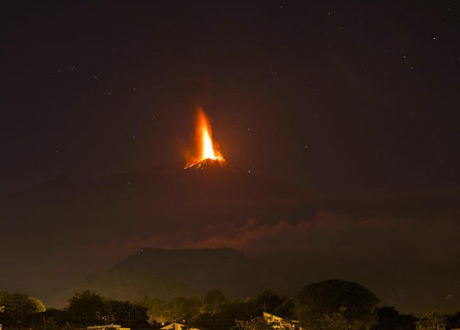 Núi lửa Etna phun trào nham thạch hôm 26/10.