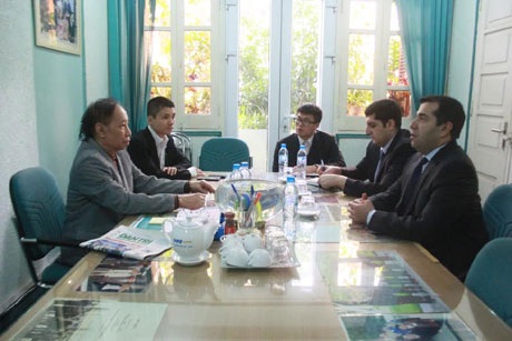 Đại sứ Azerbaijan thăm báo Dân Trí: Để truyền thông làm cầu nối Hà Nội-Baku - 1 Tổng biên tập báo điện tử Dân Trí Phạm Huy Hoàn (trái) tiếp Đại sứ Azerbaijan Anar Imanov (phải).