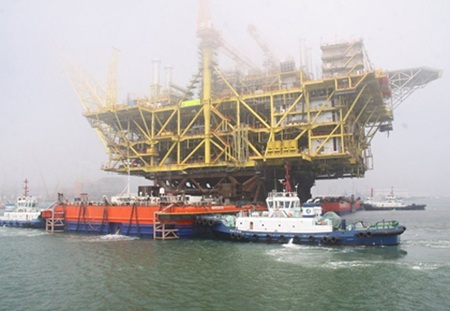 Trung Quốc sắp khai thác khí gas tầng nước sâu ở Biển Đông - 1 Giàn khoan Liwan-3.1 được tàu kéo ra mỏ khai thác hồi đầu tháng 5 vừa qua. Ảnh: Internet