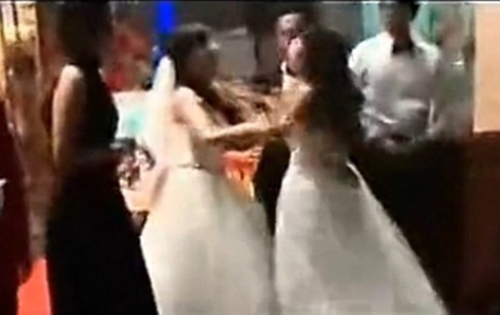 Trung Quốc: Tình địch bụng bầu tấn công cô dâu trong lễ cưới - 1 Cô dâu và tình địch đánh nhau tại hôn trường.