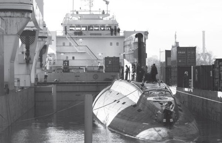 Tàu ngầm Hà Nội được đưa lên xà-lan để vận chuyển về Việt Nam.