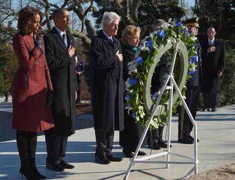 Obama, Clinton đặt vòng hoa tại mộ Kennedy - 1 Vợ chồng ông Obama và vợ chồng ông Clinton tại lễ tưởng niệm.