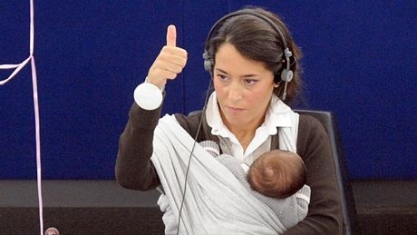 Bé gái thành ngôi sao trong nghị viện châu Âu