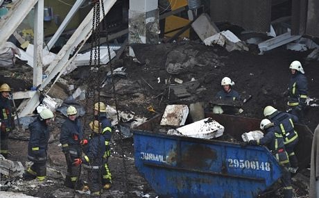 Hiện trường vụ sập siêu thị kinh hoàng ở Latvia, 43 người chết