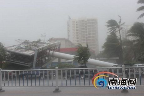 Xe tải đang lưu thông bị gió bão quật đổ xuống đường.