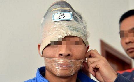 Trung Quốc: Tranh cãi chuyện cảnh sát dùng băng dính quấn đầu nghi phạm - 5 An Bình