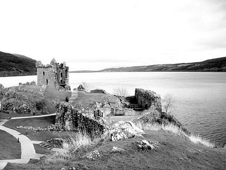 Quái vật hồ Loch Ness - Kho chuyện không bao giờ kể hết (1) - 1 Hồ Loch Ness nhìn từ hướng khu phế tích lâu đài cổ Urquhart