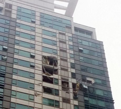 Chiếc trực thăng đã đâm vào tòa nhà trước khi rơi xuống đất.