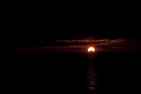 Nhật thực xảy ra khi mặt trời mọc tại Annapolis, Maryland.