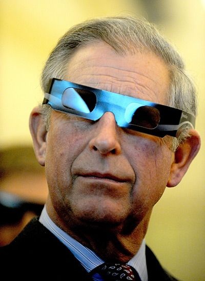 Thái tử Charles đeo kính để xem một chương trình 3D ở Budapest, Hungary.