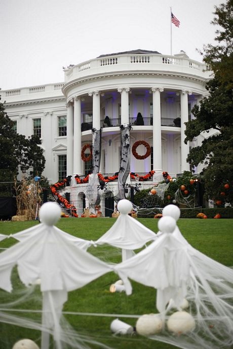 Các bóng ma xuất hiện trên bãi cỏ bên ngoài ngôi nhà nổi tiếng nhất nước Mỹ.