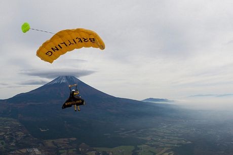 Ông Rossy đang hạ cánh bằng dù sau khi kết thúc một chuyến bay chinh phục Phú Sĩ.