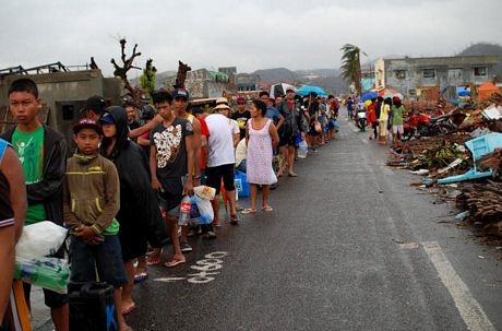 Những người sống sót xếp hàng để nhận lương thực viện trợ tại tỉnh Leyte.