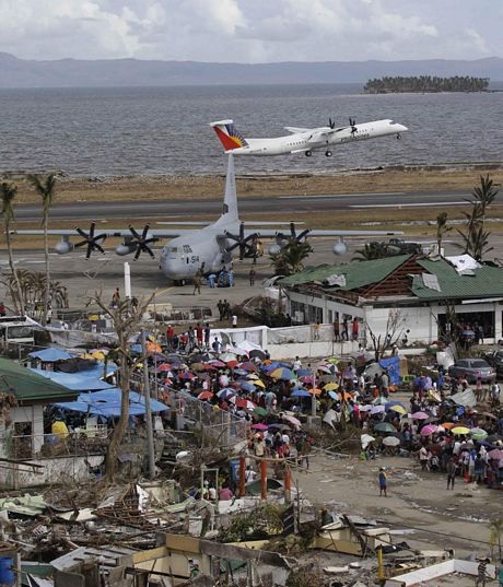 Các trực thăng Osprey của Mỹ được sử dụng để sơ tán người dân.