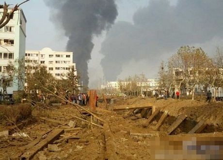 44 người chết vì nổ đường ống dẫn dầu tại Trung Quốc - 1 Đường xá bị phá nát và khói đen bốc lên từ hiện trường vụ nổ đường ống dẫn dầu.