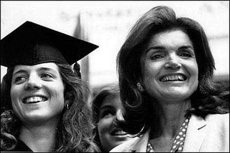 Caroline tươi cười bên mẹ trong lễ tốt nghiệp Đại học Havard năm 1980.