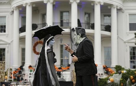 Các nghệ sĩ đóng giả quỷ giữ biểu diễn phục vụ các em nhỏ.