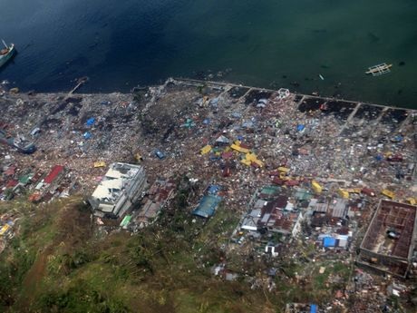 Những bãi rác khổng lồ hậu siêu bão