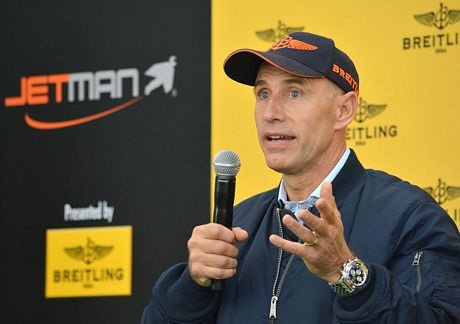 Ông Rossy chia sẻ về cuộc chinh phục núi Phú Sĩ trong cuộc họp báo ở Tokyo ngày 6/11.