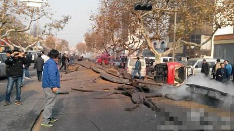 44 người chết vì nổ đường ống dẫn dầu tại Trung Quốc - 4 Đường bị cày lên sau vụ nổ.