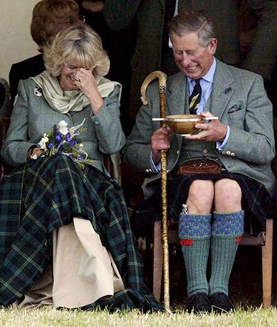 Thái tử Charles và bà Camilla cười vui khi uống rượu whisky bằng bát.