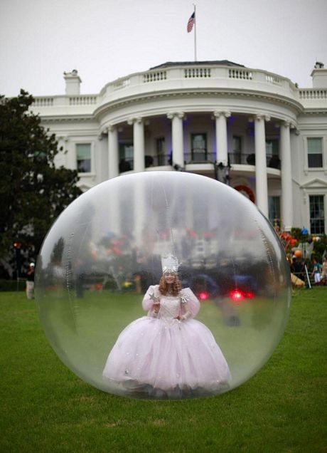 Một nữ nghệ sĩ đứng trong quả bóng khổng lồ biểu diễn phục vụ trẻ em.