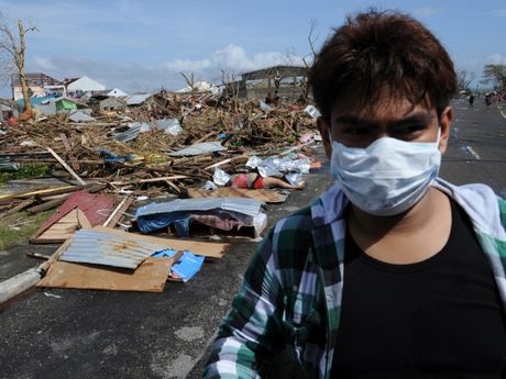 Thi thể của các nạn nhân nằm rải rác trên một con đường ở Tacloban.